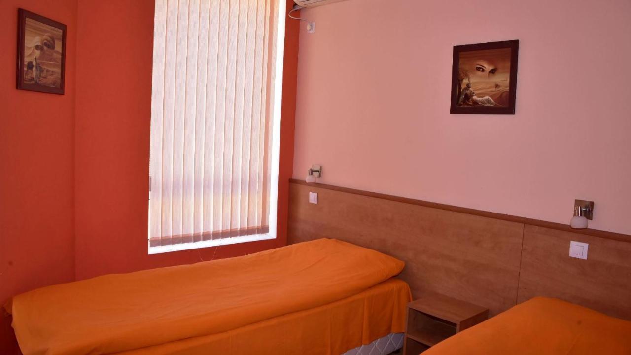 Семеен Хотел Лъки Byala Slatina Exteriör bild
