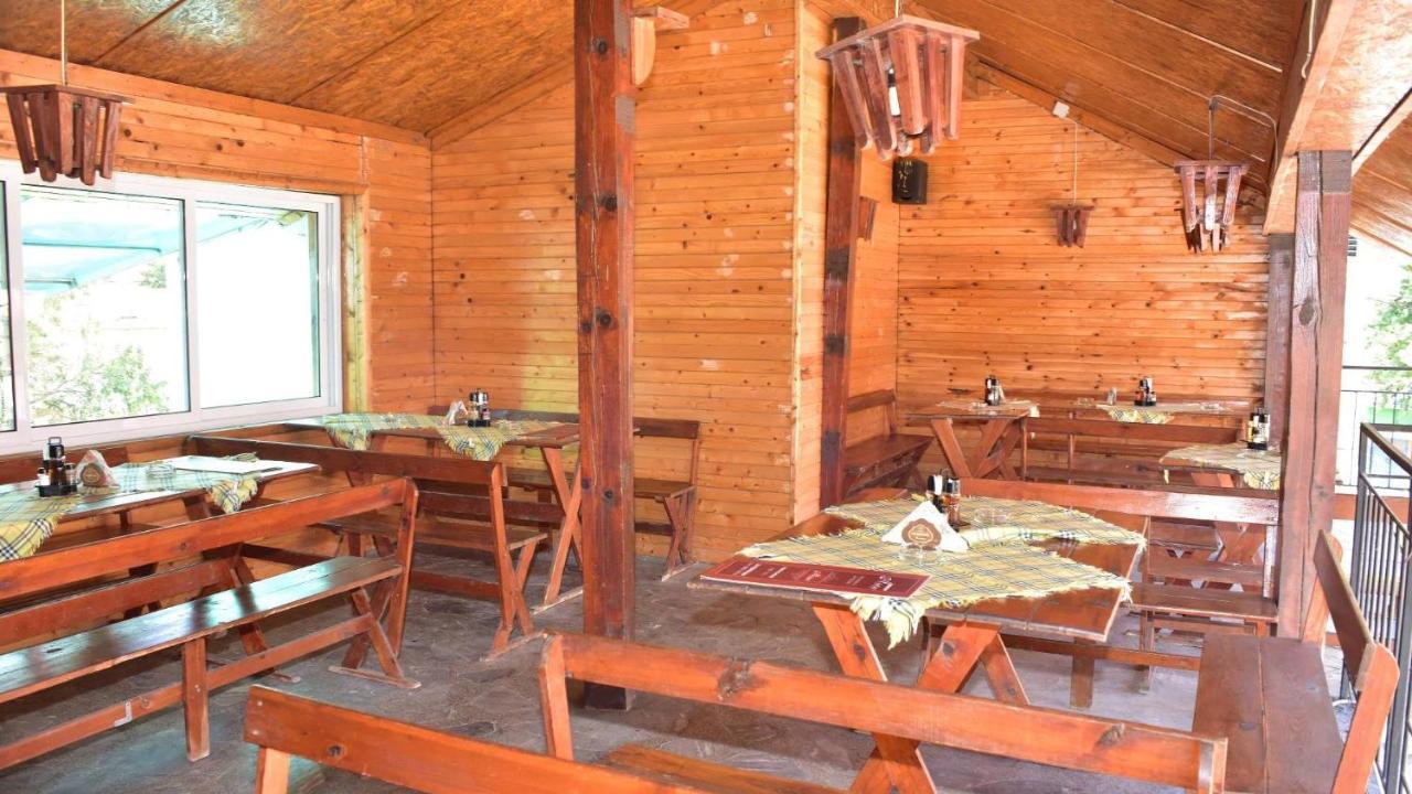 Семеен Хотел Лъки Byala Slatina Exteriör bild