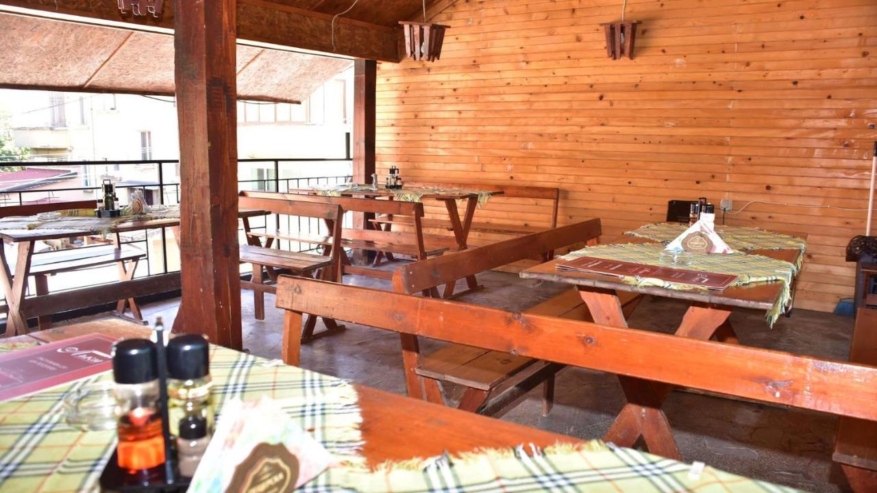 Семеен Хотел Лъки Byala Slatina Exteriör bild