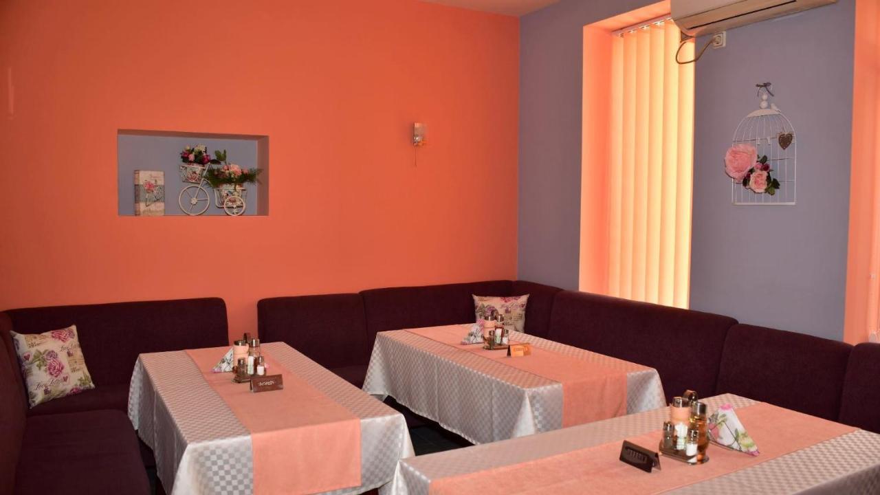 Семеен Хотел Лъки Byala Slatina Exteriör bild