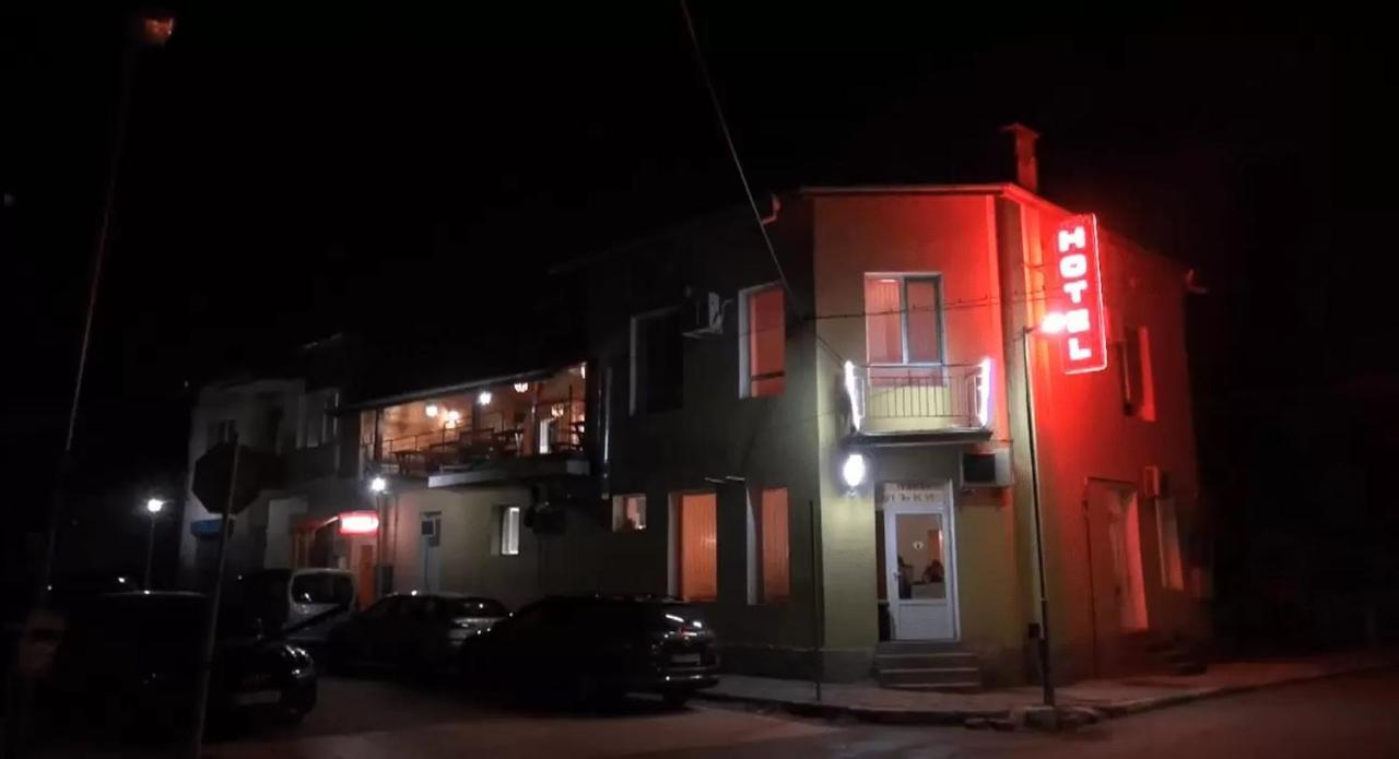 Семеен Хотел Лъки Byala Slatina Exteriör bild
